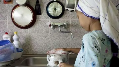 Una imagen de una empleada doméstica a modo ilustrativo. (Fuente externa)