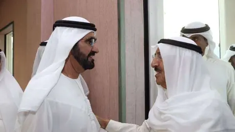 En la imagen de Dubai Media Office un encuentro entre el emir de Kuwait y el gobernante de Dubai.