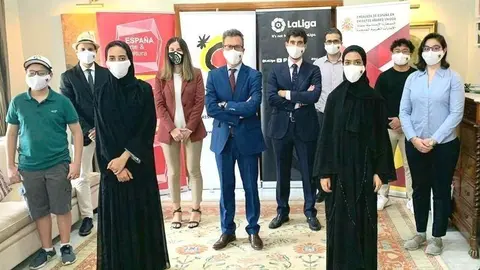 Personal de la Embajada y LaLiga junto a los ganadores del concurso. (Cedida)