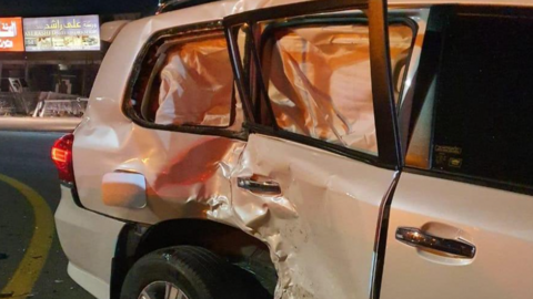 La Policía de RAK difundió esta imagen del estado en el que quedó el coche tras el accidente.