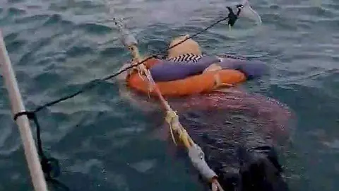 La mujer en el agua en una captura de pantalla del vídeo difundido.