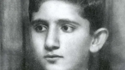 Una de las pocas fotografías del gobernante de Dubai cuando era un niño. (WAM)