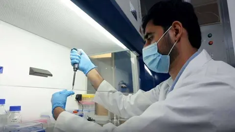 Un investigador de la Universidad Khalifa de Abu Dhabi. (WAM)