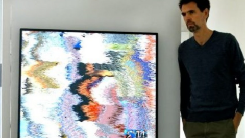 Daniel Canogar junto a una de sus obras. (Twitter)