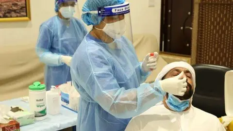 Personal sanitario realiza pruebas de Covid-19. (WAM)