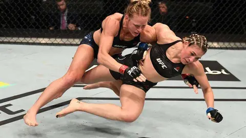 Holly Holm e Irene Aldana de México en su pelea de peso gallo en Abu Dhabi. (The National)
