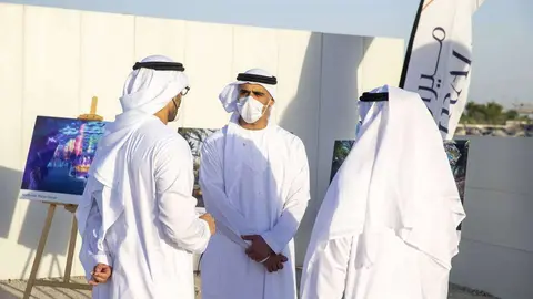 En el centro el jeque Khaled bin Mohamed durante la visita a Seaworld Abu Dhabi. (WAM)