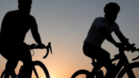 Ciclistas en el desierto de Al Qudra en Dubai. (EFE)