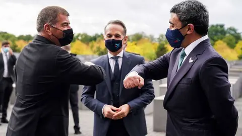 Los ministros de Exteriores de EAU e Israel chocan sus codos en presencia del ministro alemán. (WAM)