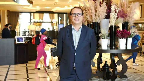 Juan Carlos Reina, director de Dukes The Palm Royal Hideaway, en el vestíbulo del hotel, sitaudo en exclusiva zona de La Palmera en Dubai. (Richard Ramos)