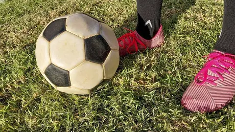 Un niño juega al fútbol. (EL CORREO)