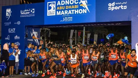 Corredores a la salida del ADNOC Abu Dhabi Marathon.