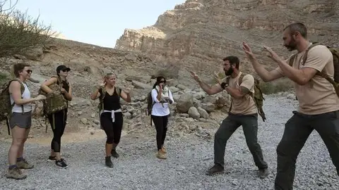 En la imagen de AP, Bear Grylls y participantes en su aventura.