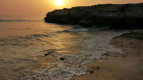 Amanecer en una playa de Omán. (EL CORREO)