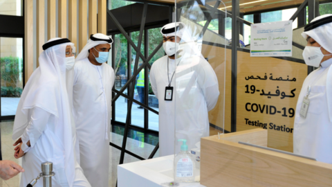 Centro de análisis de PCR en un centro comercial de Dubai. (Twitter)