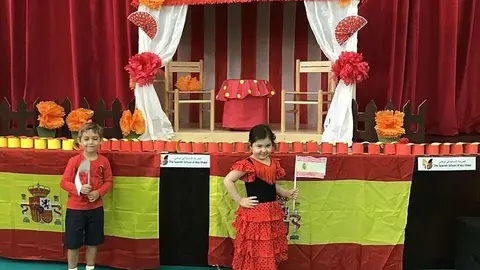Alumnos de la escuela española durante la celebración de las actividades por el Día de la Hispanidad. (Cedida)
