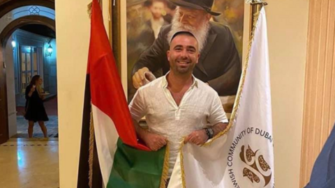 Omar Adam en su visita al Centro Comunitario Judío en Dubai. (Twitter)