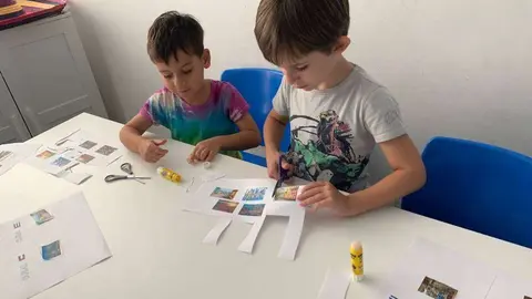 En el Campamento de UCAM Dubai los niños aprenden español y cultural hispana mientras desarrollan actividades y juegos. (Cedida)