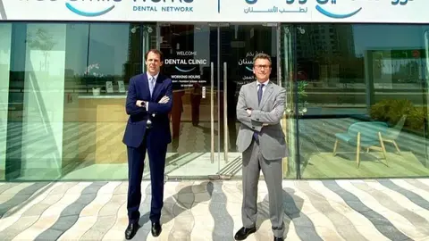 El embajador de España -derecha-, junto al director general del Grupo ASISA en Oriente Medio en la entrada de la clínica dental True Smile Works abierta en Al Reem Island de Abu Dhabi. (Cedida)