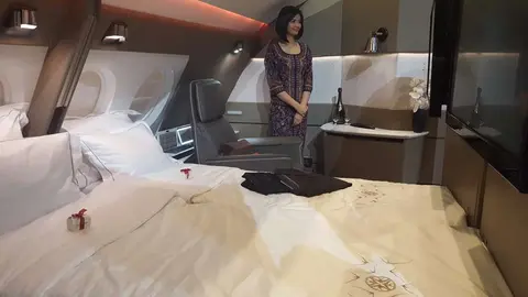 Una tripulante en una cabina premium del A380.