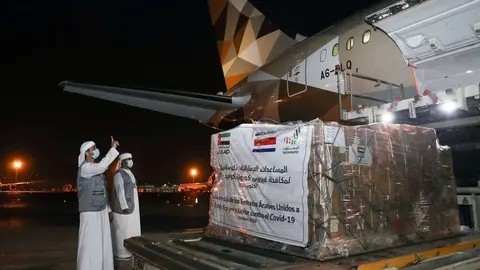 El avión de Etihad carga la ayuda con destino a Costa Rica en el aeropuerto de Abu Dhabi. (WAM)