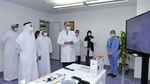 Personal sanitario en Emiratos Árabes Unidos. (WAM)