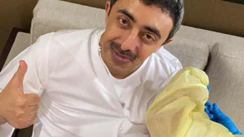 El ministro de Exteriores de EAU en el momento de recibir la vacuna Covie-19. (Twitter)