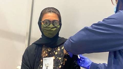 La ministra emiratí recibe la vacuna. (Instagram)
