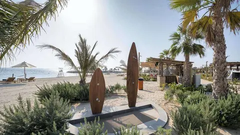 Perspectiva de la playa pública en la isla Hudayria. (WAM)