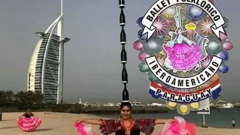 Una de las bailarinas ante el Burj Al Arab de Dubai. (Cedida)