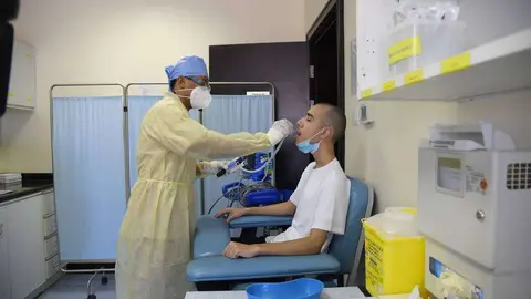 Analítica para detectar coronavirus en EAU. (WAM)