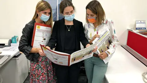 Españolas observan la edición especial impresa de EL CORREO DEL GOLFO sobre el Día Nacional de España 2020 en EAU. (EAU)