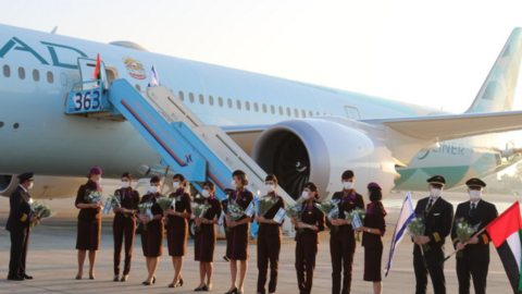 Tripulación de Etihad en el primer vuelo comercial a Israel. (Twitter)