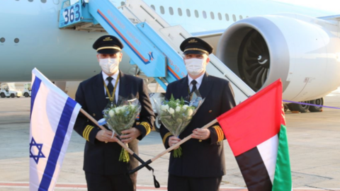 Tripulación de Etihad en el primer vuelo comercial a Israel. (Twitter)