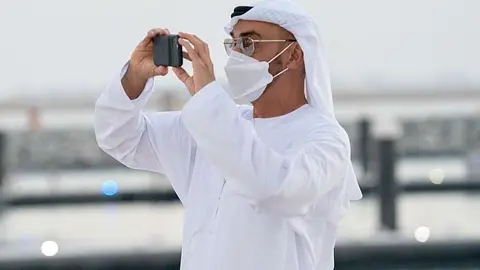 El príncipe heredero de Abu Dhabi durante un recorrido por la playa por Al Hudayriat. (WAM)