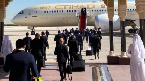 Una imagen difundida en Twitter de los funcionarios emiratíes antes de subir al avión de Etihad.