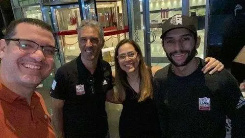 Fernando Gaviria y miembros del UAE Team Emirates en la puerta de la Clínica Cleveland de Abu Dhabi. (Instagram)
