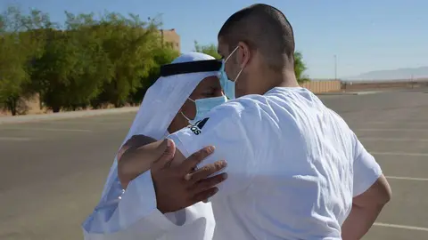 Un padre abraza a su hijo en EAU en la época del coronavirus. (WAM)