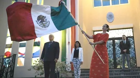 La embajadora de México protagoniza la tradicional ceremonia del Grito en la escalinata de la sede en Abu Dhabi acompañada del personal de la delegación diplomática. (EL CORREO)
