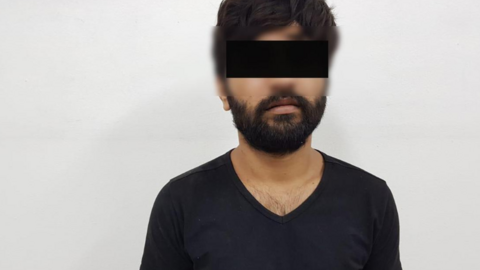 La policía publicó esta imagen del sospechoso, un ex trabajador de mantenimiento paquistaní, que había trabajado en la casa de sus víctimas en el pasado.