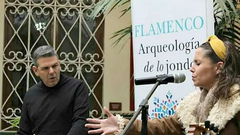 Antonio Manuel Rodríguez -izquierda- durante una de las presentaciones de su libro 'Arqueología de lo jondo'. (Fuente externa)