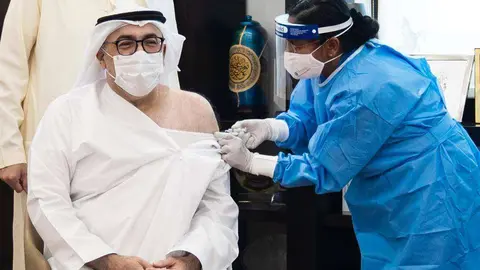 El ministro de salud de los EAU, Abdulrahman Al Owais, recibe la vacuna.