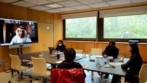 Encuentro virtual entre Reyes Maroto y Abdullah bin Touq Al Marri. (@mincoturgob)