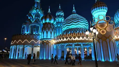 Entrada de Global Village, se ilumina con luces que cambian de color. (EL CORREO)