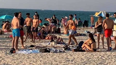 Numerosos bañistas en Kite Beach este fin de semana. (EL CORREO)