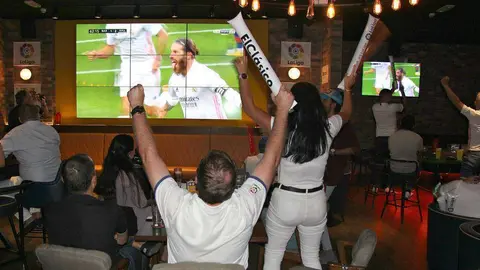 Aficionados celebran en Champs el gol de Sergio Ramos. (EL CORREO)