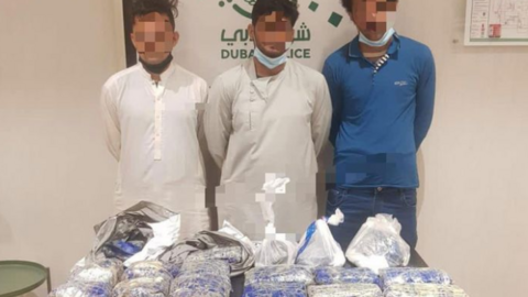 La Policía de Dubai difundió esta imagen de los detenidos y el alijo de droga.