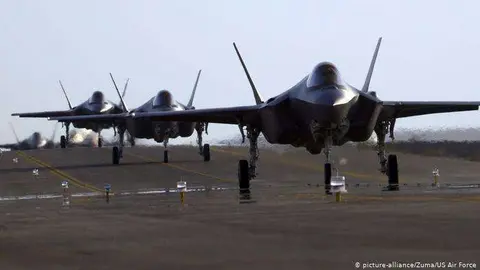 En esta foto de noviembre de 2019, se observan aviones caza F-35 de la Fuerza Aérea de Estados Unidos en el aeropuerto de Al Dhafra en el emirato de Abu Dhabi.