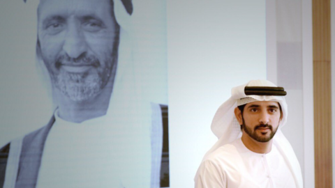 El príncipe heredero de Dubai junto a una foto de su abuelo. (Twitter)