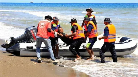 Médicos participan en el simulacro de terremoto y tsunami en el océano Índico en una playa en Dili, Timor Oriental, el 13 de octubre de 2020. (EPA)